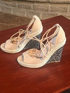 Charles by Charles David Boston Micro Suede Wedge 6.5 EUC
